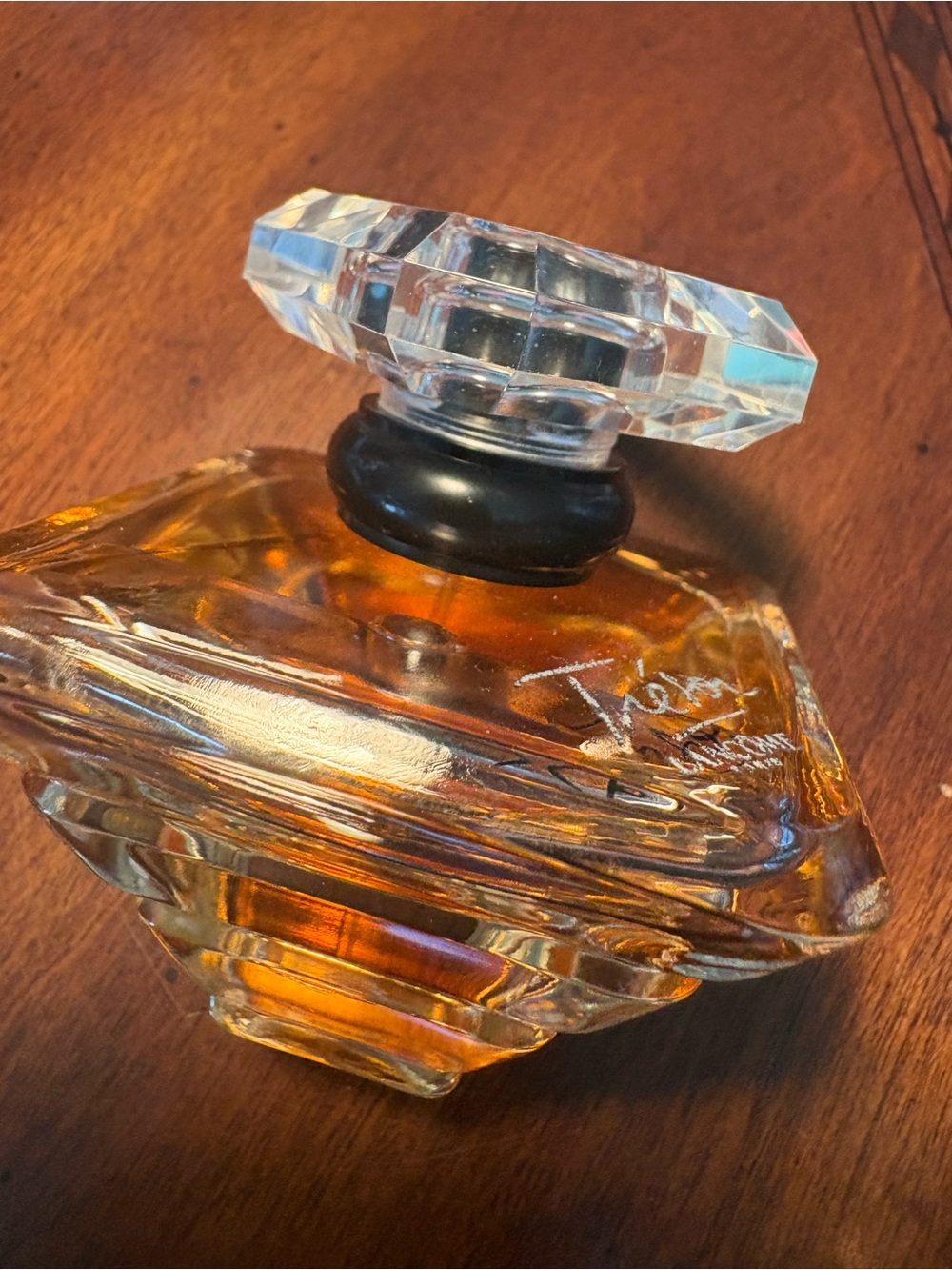 Perfume LANCÔME
Trésor Eau Faceted Glass Perfume Bottle with Amber Liquid Accent